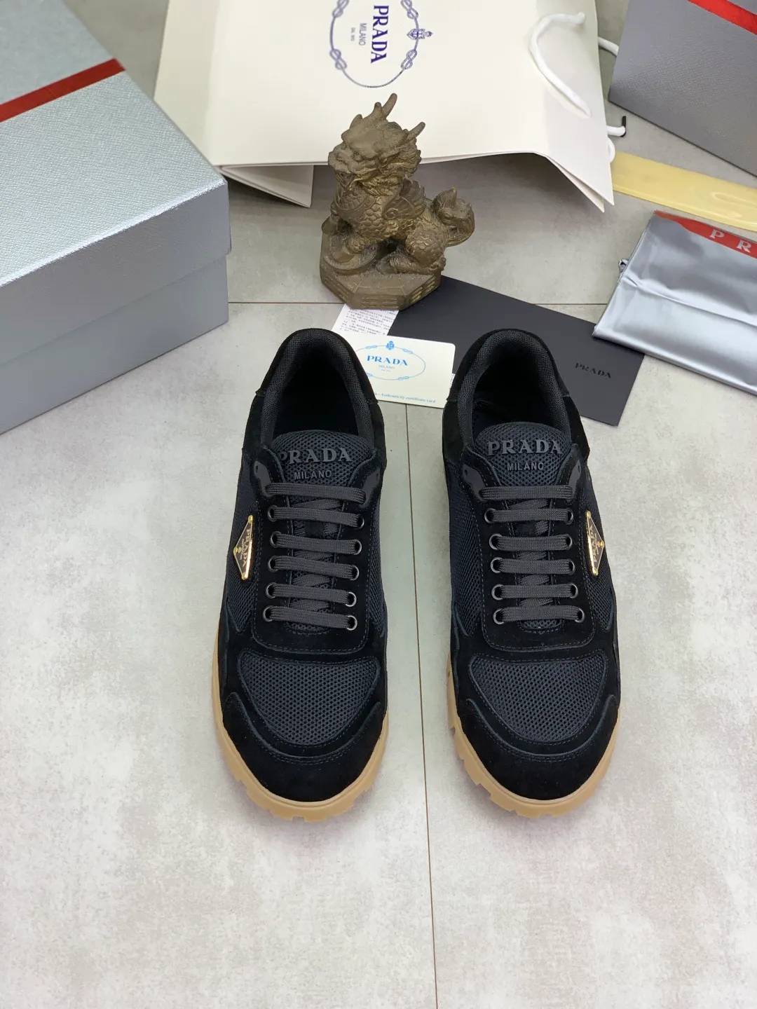Men's men's shoes 💰P520💰 [New style] popular models are on the official website, 🆘 Trendy brand (Prada) mainly promotes popular models, avant-garde and versatile fashionable men's shoes private version mold opening, cowhide surface splicing 1:1.. Fashionable and simple, original imported cowhide lining cowhide feet; the atmosphere and personality are more fashionable, eye-catching and pursuing class. It will subvert the old idea and be a must-have for fashion trendsetters with you! Must keep it for yourself! Tall and comfortable, large and low, high-end quality workmanship. Code number: 38-45 3️⃣optional.